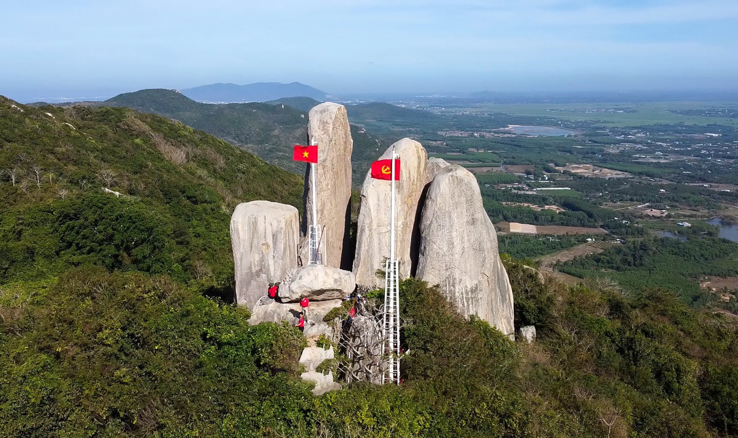 Nui Minh Dam - Angsana & Dhawa Ho Tram