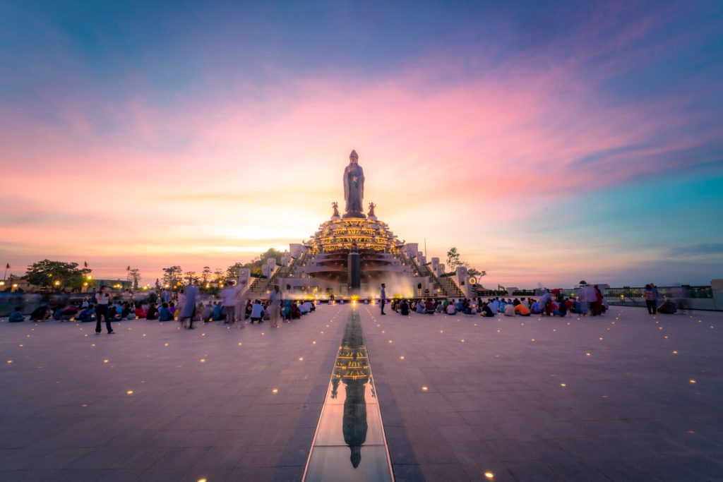Vẻ đẹp hoàng hôn buông xuống tại tượng Phật Tây Bổ Đà Sơn (Nguồn: Internet)