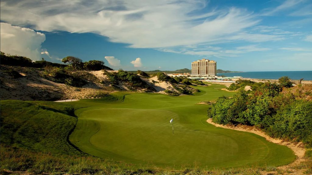 Sân Golf The Bluffs tại tổ hợp tỷ đô The Grand Hồ Tràm