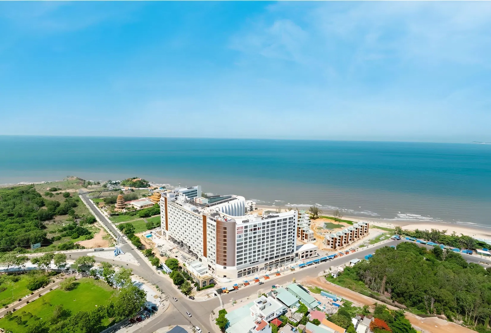 bai bien rieng tai charm resort long hai