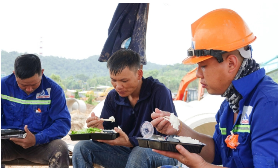 Cong nhan nghi ngoi sau khi tat tan tat lam du an phuc vu