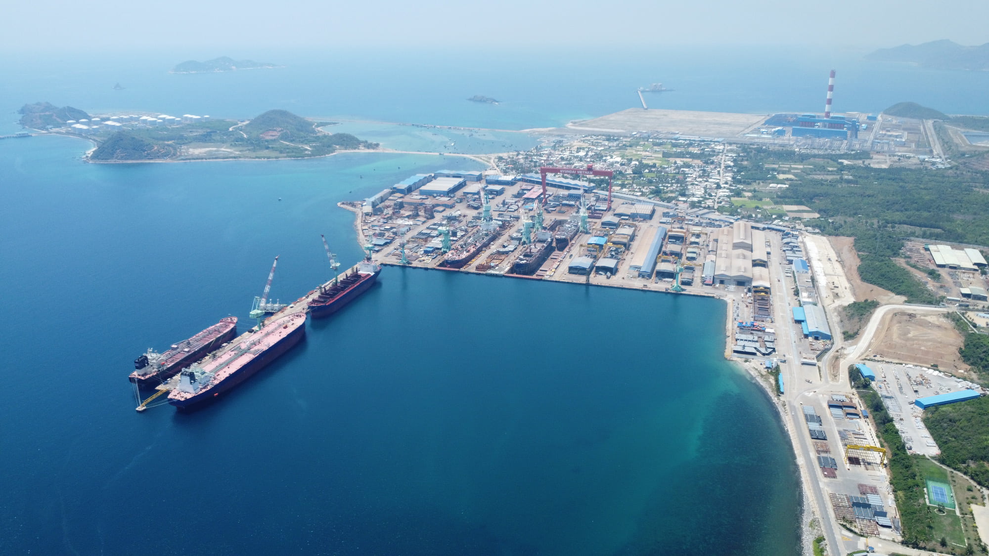 nha-may-hyundai-dac-khu-kinh-te-van-phong