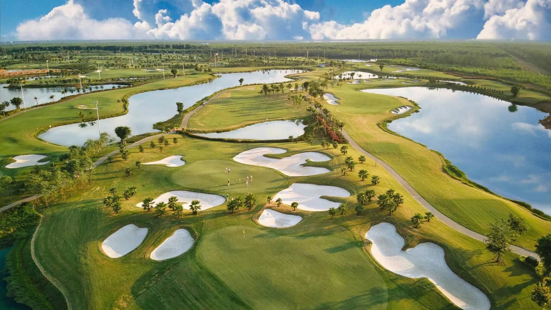 Sân golf 18 lỗ quốc tế kế cận dự án do chủ đầu tư Elyse Island lựa chọn