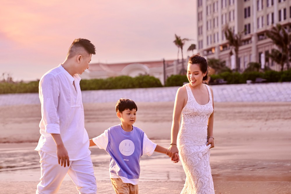 Dạo bước hoàng hôn trên bãi biển