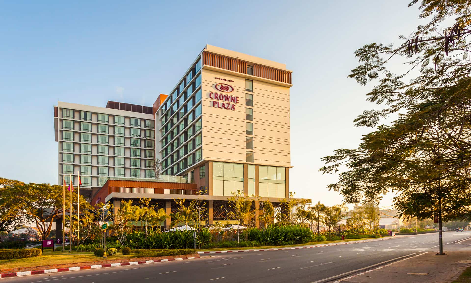 Du-an-tai-Lao-cua-Bim-Land-Crowne-Plaza-Vientiane (1)